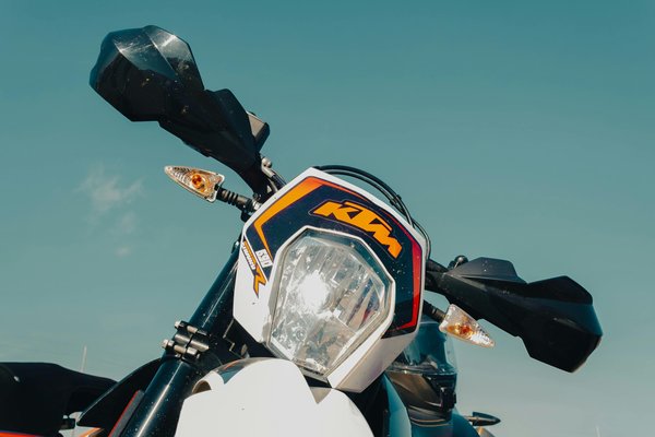Découvrez la plaque phare ktm qui sublimera votre moto